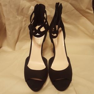 Yes! Too cute size 11 heels